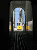 Um t&uacute;nel de atravessamento do Elevador da Bica